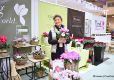 Heloise Morel of Morel with Petit Moulin, on the left their new botanical cyclamen they added to their assortment due to the acquisition of Kwekerij Koen, and on the right their novelty Tuxedo.